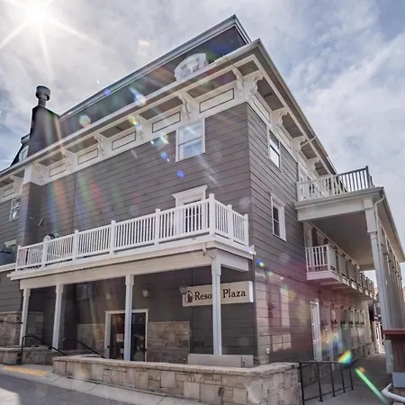 Luxury Three Bedroom Condo, Outdoor Swimming Pool, Walk To Hiking And Biking Trails